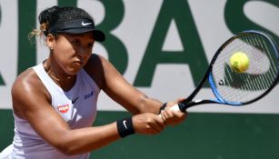 Naomi Osaka golpea la pelota con su raqueta