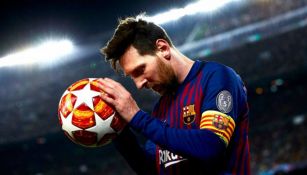 Messi sostiene el balón de la Champíons