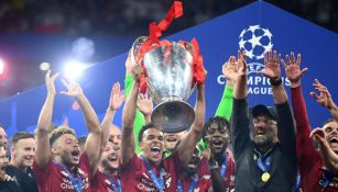 Trent Alexander levanta el trofeo de Campeón con Liverpool 