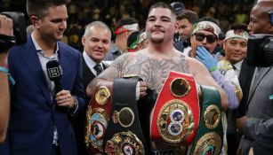 Andy Ruiz presume sus cinturones tras vencer a Anthony Joshua