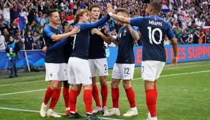 Futbolistas de Francia se felicitan tras marcar ante Bolivia