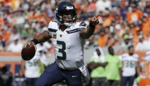 Russell Wilson se prepara para lanzar en un partido de Seattle