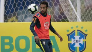 Neymar observa un balón en la práctica de Brasil