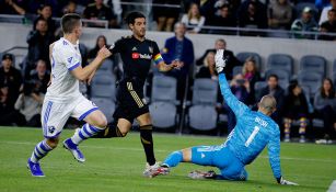 Carlos define una jugada en partido del LAFC