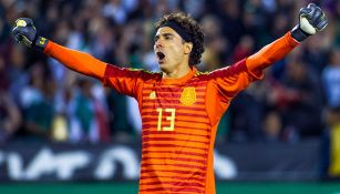 Guillermo Ochoa festeja un gol en el Tri