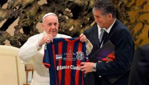 El Papa Francisco recibe la camiseta del San Lorenzo tras ser Campeón de la Copa Libertadores