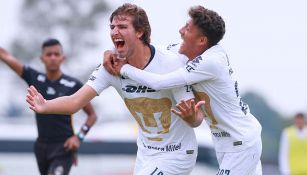 Emilio Segovia y Jacob Morales festejan gol de Pumas