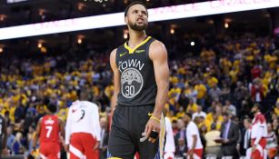 Stephen Curry, molesto tras caer contra los Raptors 