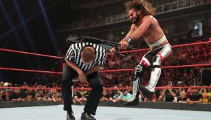 Seth Rollins golpe a Sami Zayn con una silla