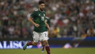 Oribe Peralta conduce balón en juego de México