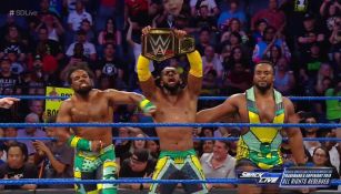 Kofi Kingston y The New Day festejan en el centro del ring