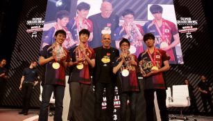 La escuadra japonesa posa con Doug Bowser tras ganar el título en la E3