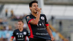 Mauro Lainez festeja gol con Lobos BUAP