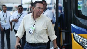 Miguel Ángel Garza baja del transporte de Tigres 