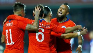 Seleccionado chilenos celebran gol en amistoso
