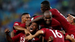 Jugadores de Qatar festejan gol de Khoukhi 