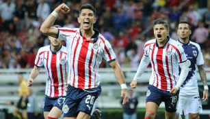 Jesús Molina festeja un gol con Chivas frente a Rayados