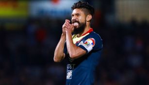 Oribe Peralta durante un partido contra Pumas 