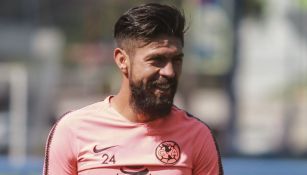 Oribe Peralta en un entrenamiento del América