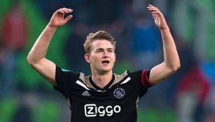 Matthijs de Ligt levanta los brazos en un juego del Ajax