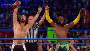 Seth Rollins y Kofi Kingston celebran en el ring