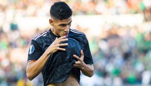 Uriel Antuna festeja un gol con el Tri