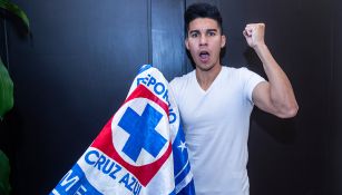 Pol Fernández posa para RÉCORD con bandera de Cruz Azul 