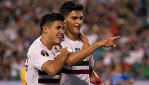Raúl Jiménez y Uriel Antuna celebran un gol del Tri