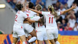 Jugadoras de Inglaterra celebran anotación contra Noruega