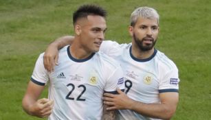 Agüero y Martínez celebran tras un gol de Argentina