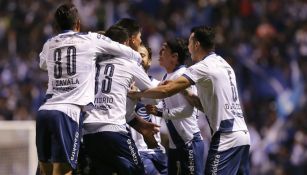 Jugadores del Puebla en festejo de gol 