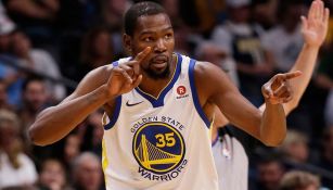 Durant celebra en un juego de los Warriors