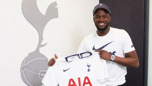 Tanguy Ndombélé presume el jersey del Tottenham