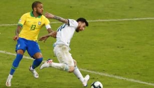 Dani Alves y Messi pelean por el balón durante Copa América 