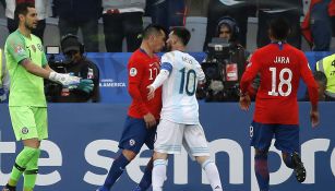 Messi se encara con Gary Medel 