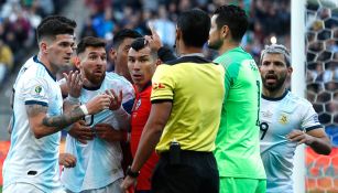 Jugadores reclaman expulsiones de Messi y Medel