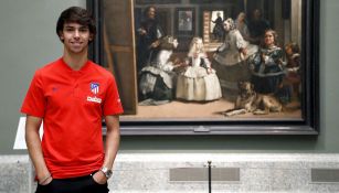 Joao Felix posa como nuevo jugador del Atlético de Madrid