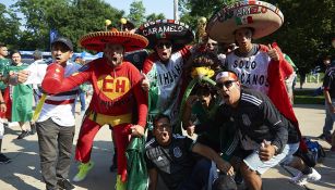 Aficionados mexicanos en las afueras del Soldier Field