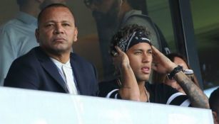 Neymar y su padre observando un partido 