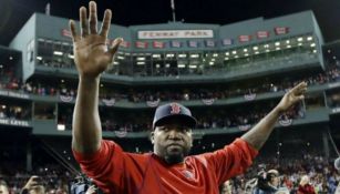 David Ortiz saluda desde el campo en el Fenway Park