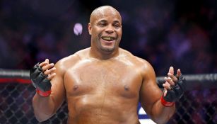 Daniel Cormier en una pelea de UFC