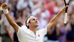 Federer celebra tras vencer a Rafael Nadal 