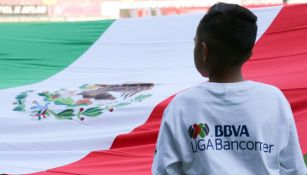 Niño en una ceremonia de protocolaria de la Liga MX