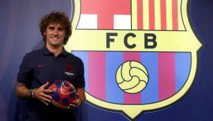 Griezmann posa en la tienda del Barça en el Camp Nou