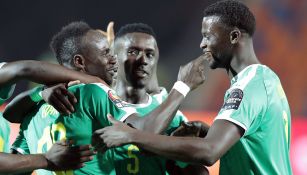 Sadio Mané festeja su anotación en el partido de Senegal contra Uganda