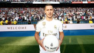 Eden Hazard posa para las cámaras durante su presentación con el Real Madrid