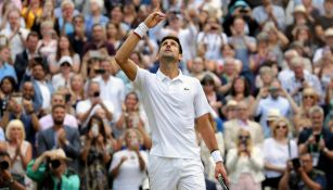 Novak Djokovic celebra luego de vencer a Roger Federer 