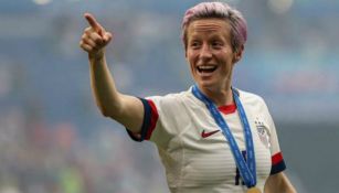 Megan Rapinoe festeja con su medalla de primer lugar 