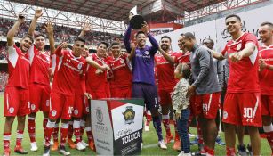 Los Diablos Rojos del Toluca celebran luego de conquistar la Copa Toluca