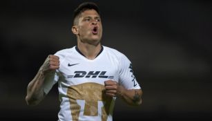 Juan Manuel Iturbe celebra una anotación con Pumas 